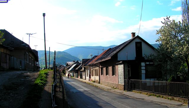 Železničná ulica fotené smerom do mesta