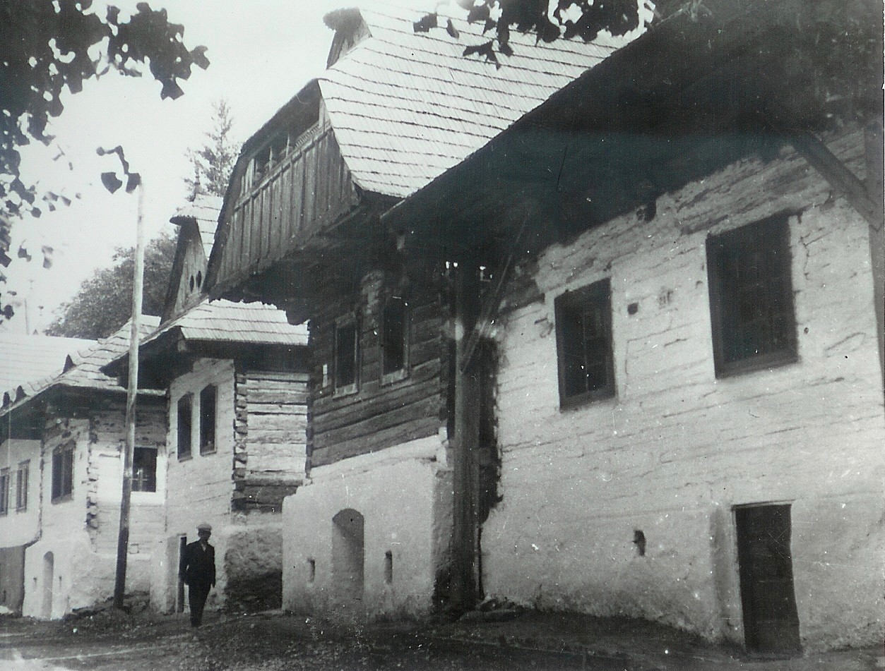 Domy pri ev. kostole, dobová fotografia asi 1955